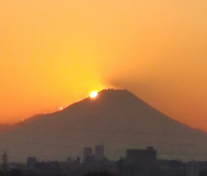 日没時にリズモ大泉学園の屋上庭園からみた富士山