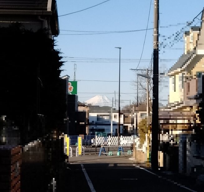 大泉学園町の住宅街の道路から見える富士山