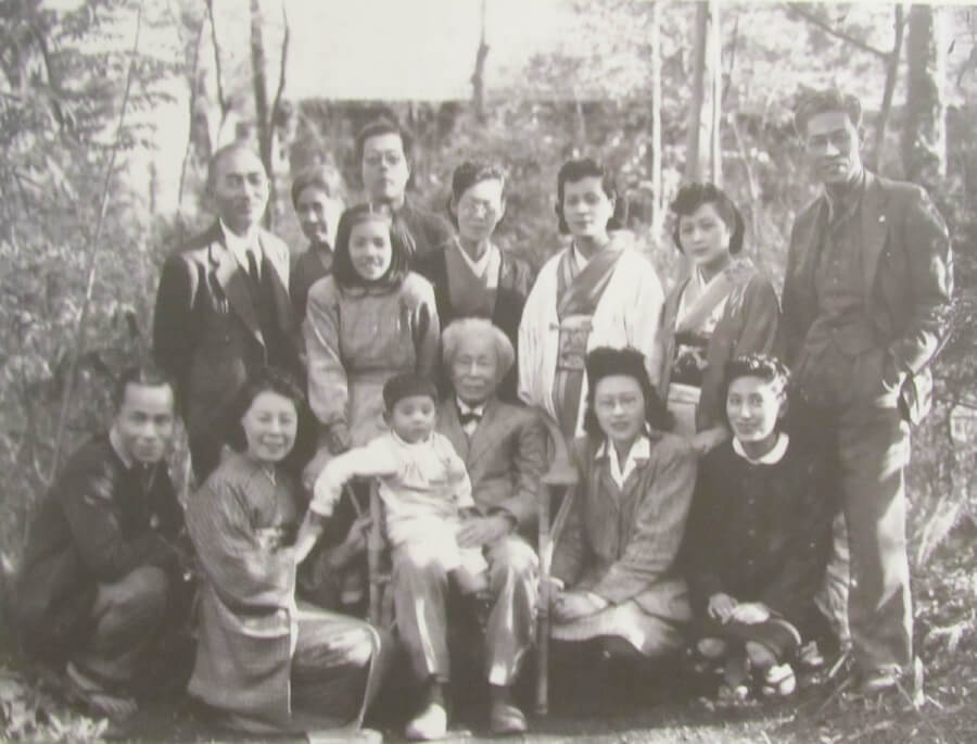 牧野富太郎と支えた家族(昭和23年4月24日牧野富太郎博士誕生日の記念写真)