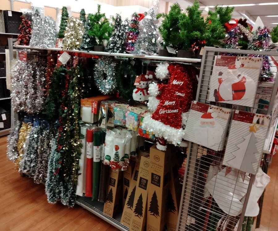 クリスマスツリーやリースがある棚