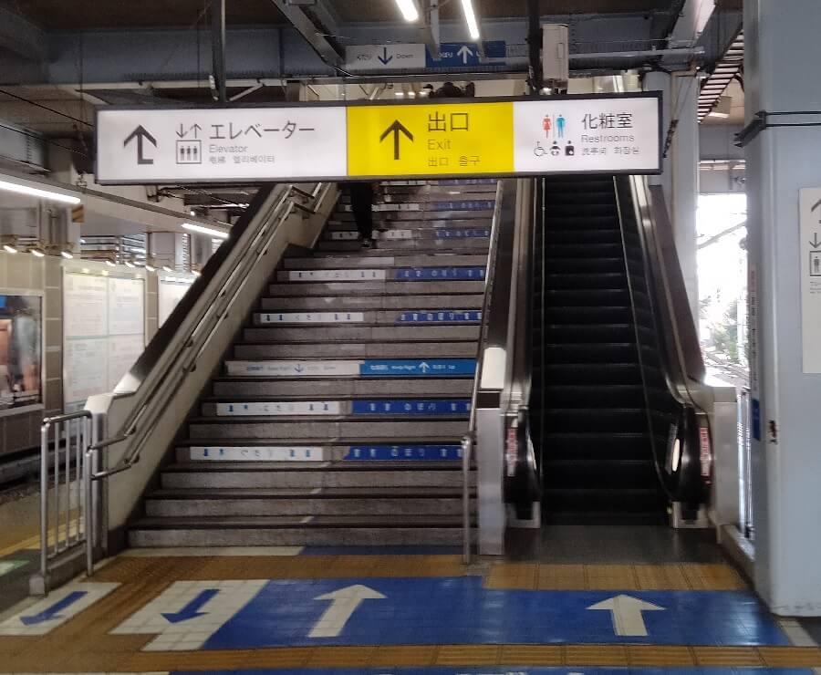 大泉学園駅の階段とエスカレータ